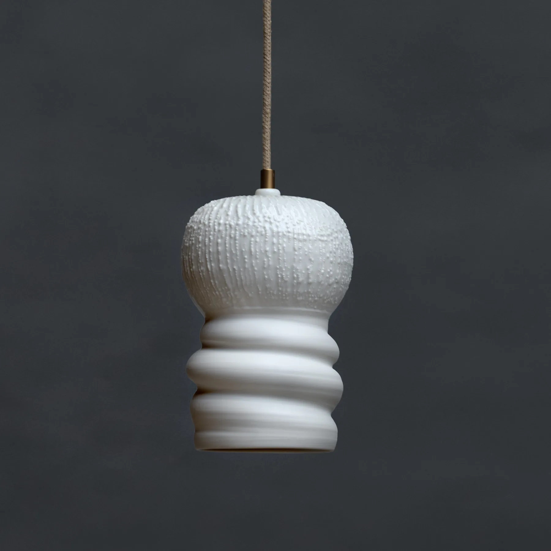 Nidi Lumen, bílý porcelán s reliéfní strukturou a spirálovým spodkem