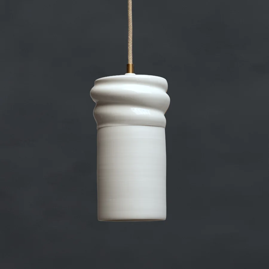 Válcová lampa s hladkým tělem a vlnitou horní částí