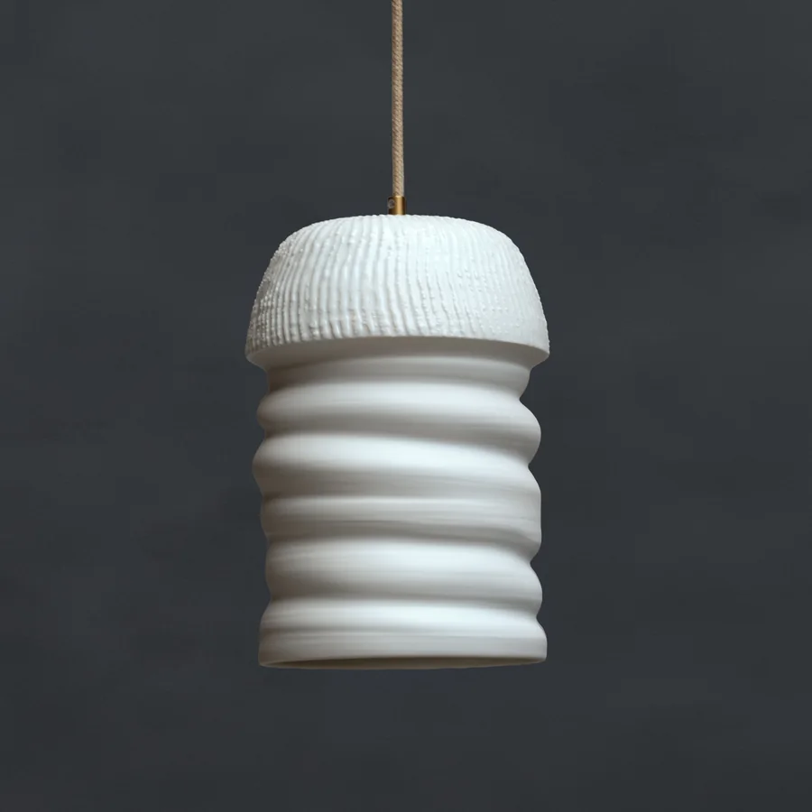 Lampa s reliéfním kloboukem a spirálovým tělem